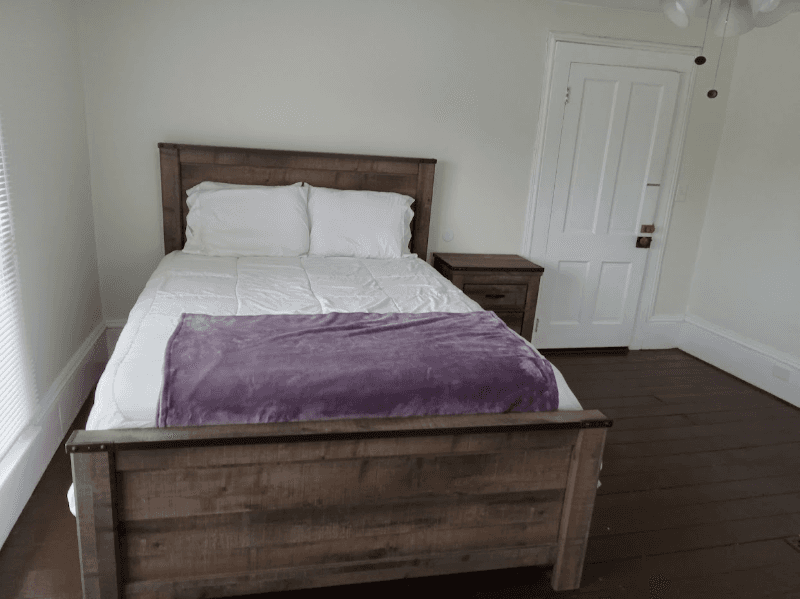 Madisonville House: 526 Monroe St