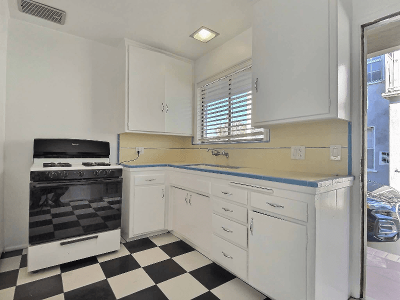 Los Angeles Apartment: 4068 9th Ave