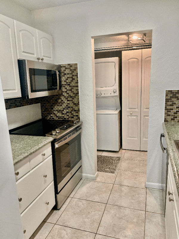 Jupiter Condo: 150 Pineview Rd L5