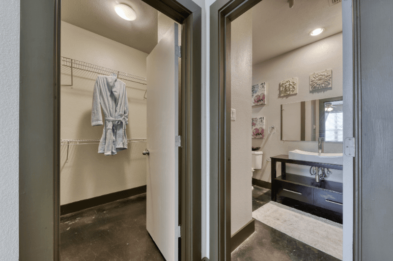San Antonio House: 6201 Grissom Rd