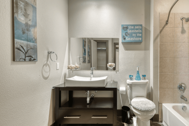 San Antonio House: 6201 Grissom Rd