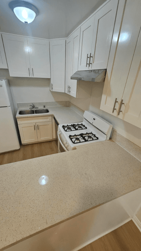 Van Nuys Apartment: 7240 Woodman Ave