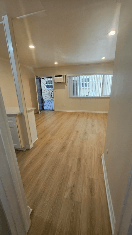 Van Nuys Apartment: 7240 Woodman Ave