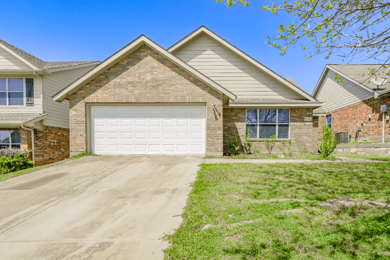 Crossroads House: 8915 Wild Rose Ln