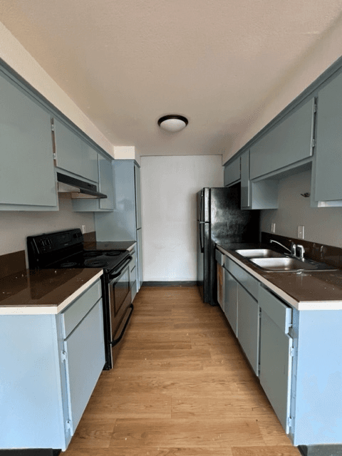 Everett Apartment: 3322 Lombard ave