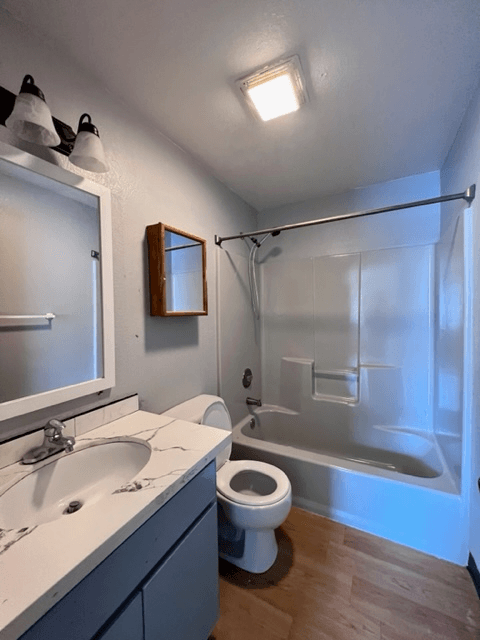 Everett Apartment: 3322 Lombard ave