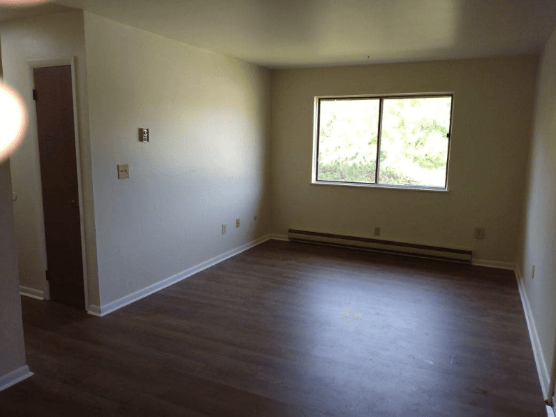 Barnesville Apartment: 435 S Lincoln Ave
