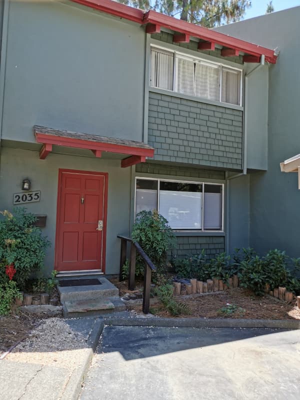 Davis Townhome: 2035 Alta Loma St
