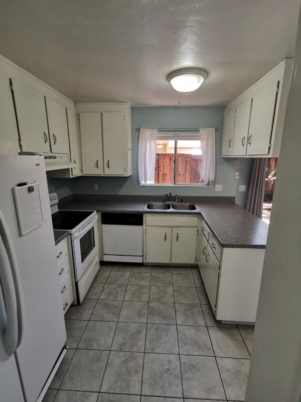 Davis Townhome: 2035 Alta Loma St