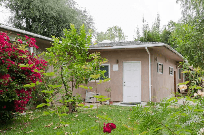 Woodland Hills Apartment: 22056 De La Guerra St