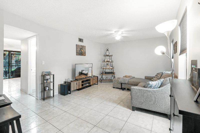 Davie Townhome: 3 Laredo Pl