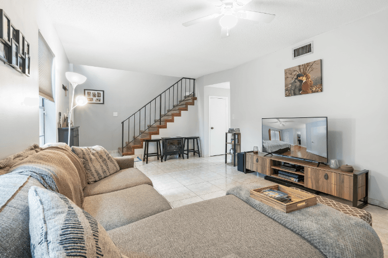 Davie Townhome: 3 Laredo Pl