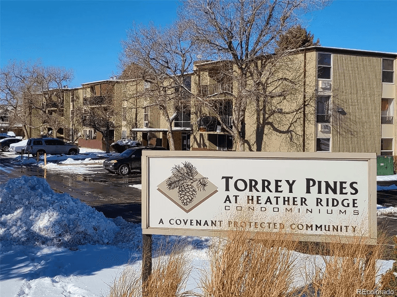 Aurora Condo: 2281 s Vaughn way