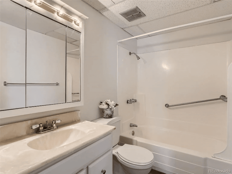 Aurora Condo: 2281 s Vaughn way