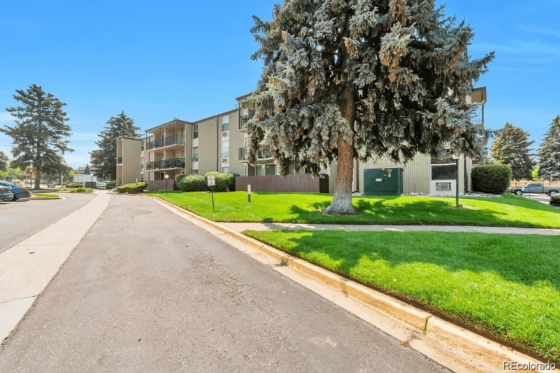 Aurora Condo: 2281 s Vaughn way