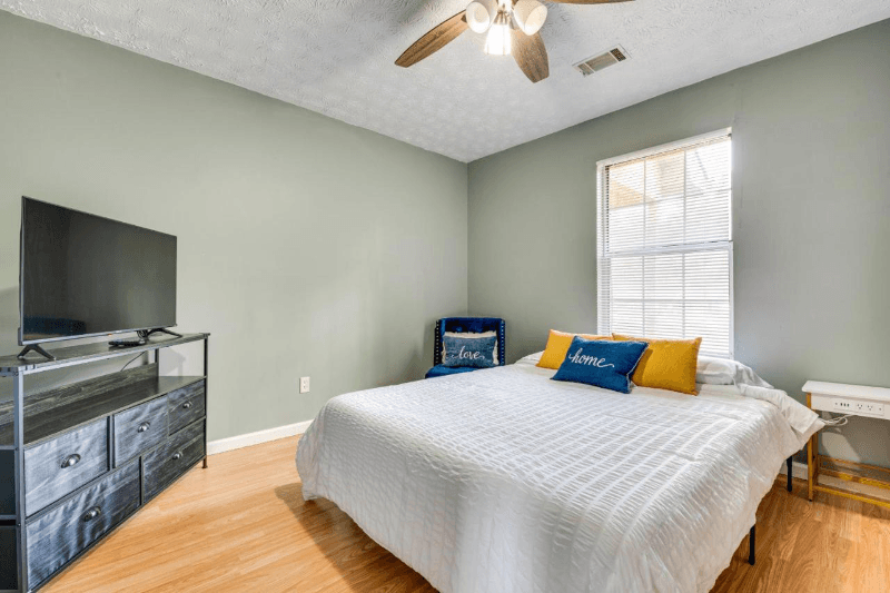 Douglasville House: 1739 Nutmeg st