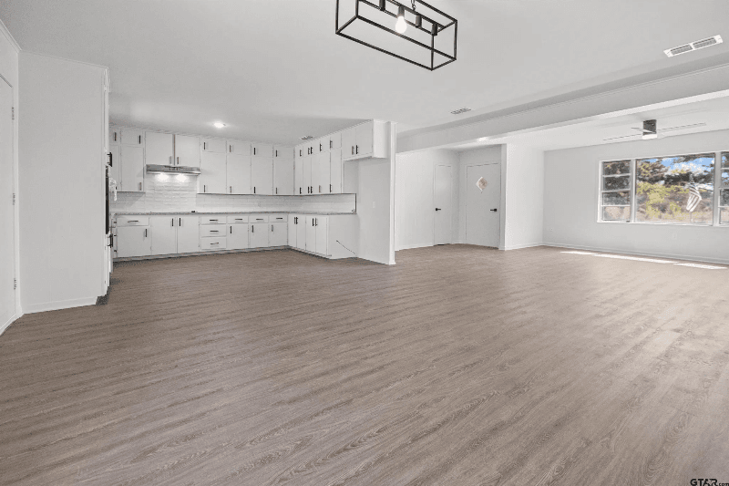 Lindale House: 12752 Fm 16 W