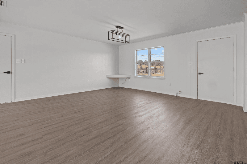 Lindale House: 17014 Woodcrest Circle