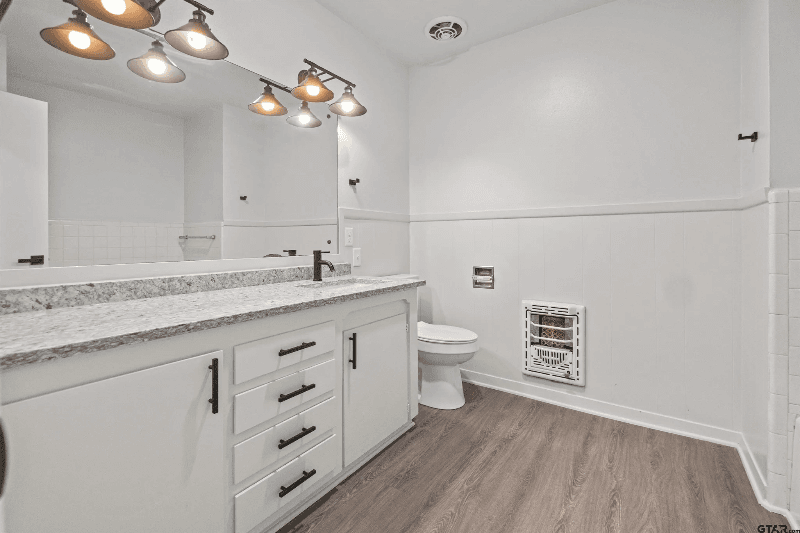 Lindale House: 12752 Fm 16 W