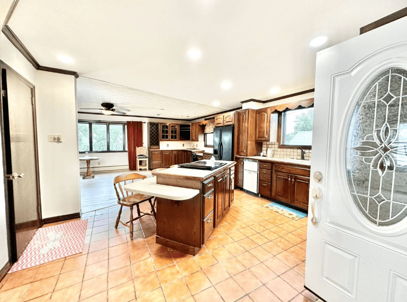 DANVILLE House: 682 BLOOM ST