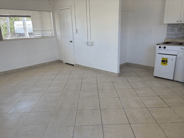 North Fort Myers Apartment: 1064 N Tamiami Trail