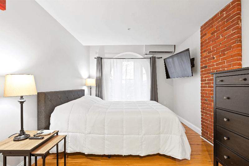 Manchester Apartment: 1361 Elm St