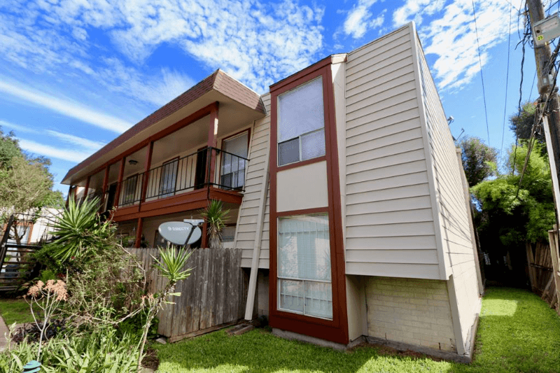 Houston Condo: 5929 Queensloch Dr