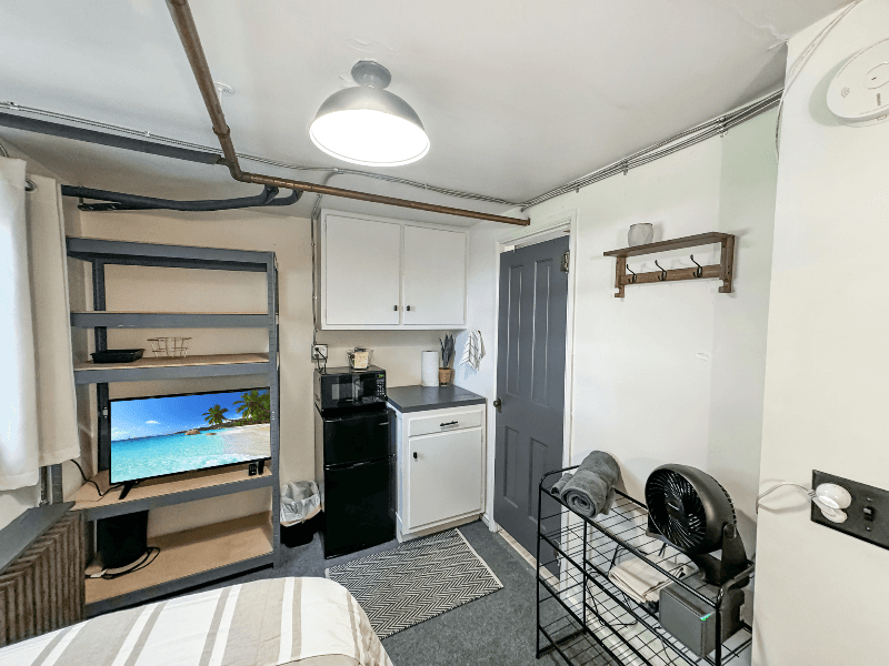 Hallock Apartment: 208 2nd St SE