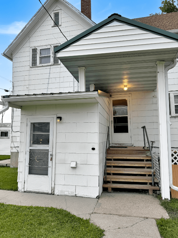 Hallock Apartment: 208 2nd St SE