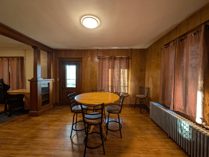 Berlin Apartment: 492 Burgess St, Apt 1