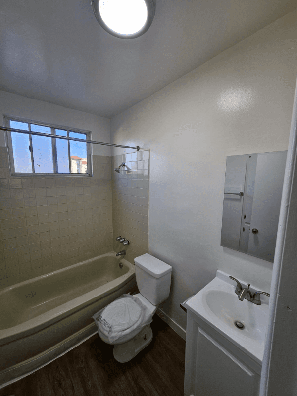 Lawndale Apartment: 14926 Hawthorne Blvd