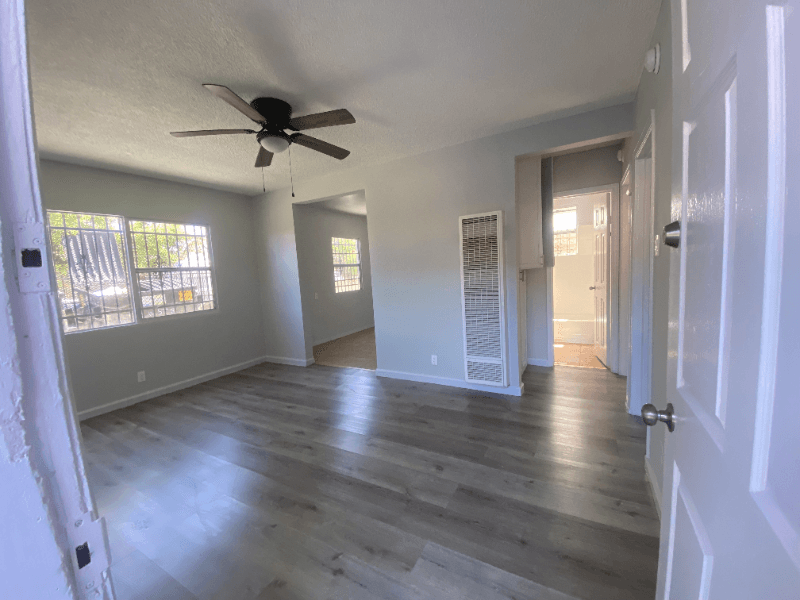 Los Angeles Apartment: 1338 w 57th St