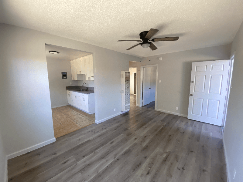 Los Angeles Apartment: 1338 w 57th St