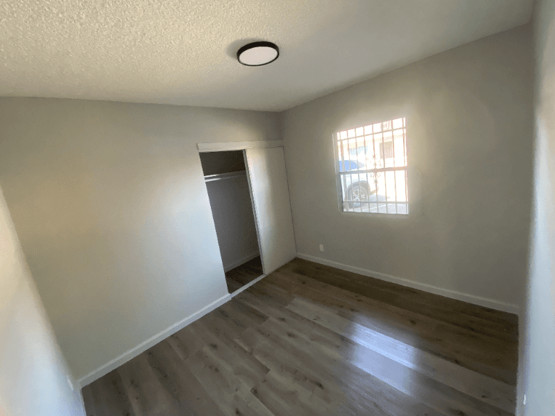 Los Angeles Apartment: 1338 w 57th St