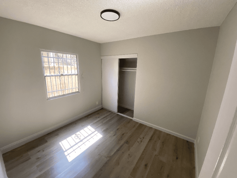 Los Angeles Apartment: 1338 w 57th St