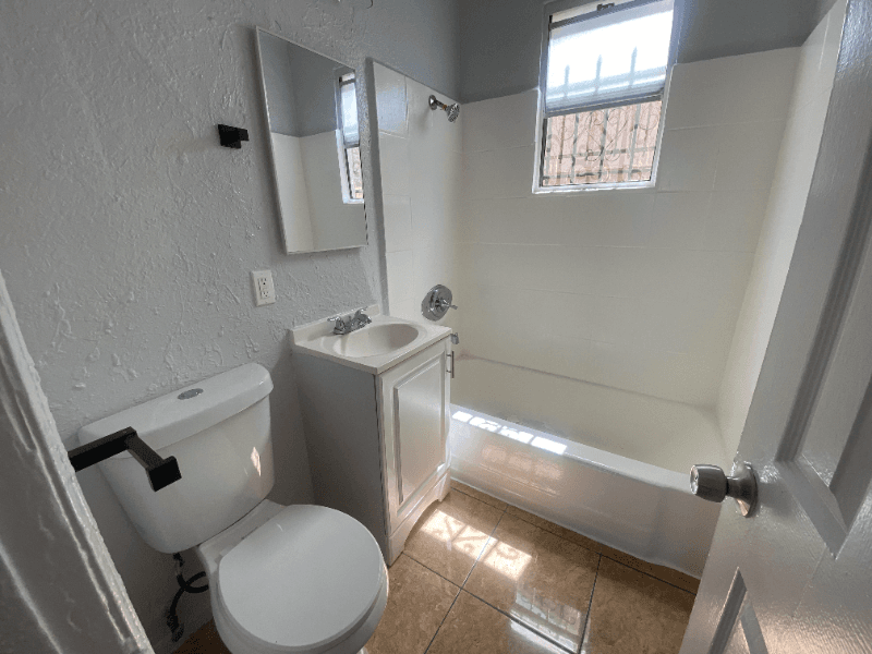 Los Angeles Apartment: 1338 w 57th St