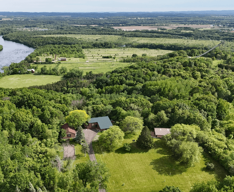 Eau Claire House: 2207 Eagle Ln