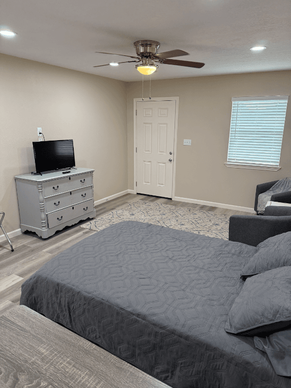 Kountze Apartment: 135 W Monroe St