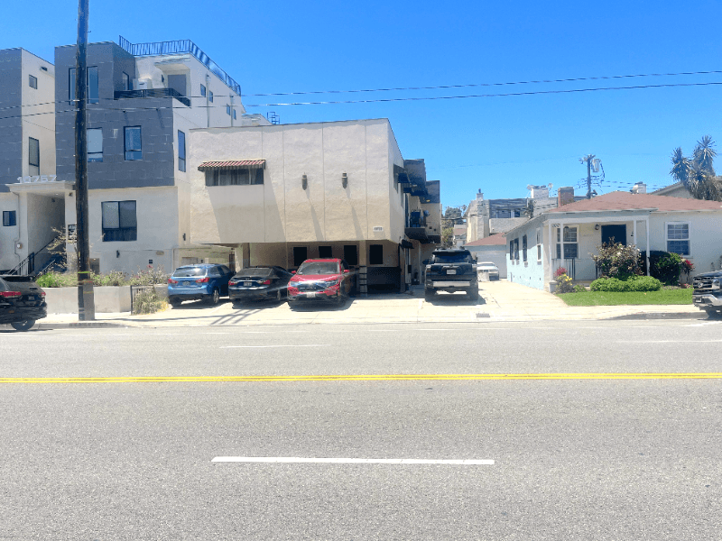 Los Angeles Apartment: 10753 Palms Blvd