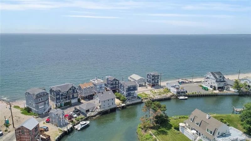 Fairfield House: 2155 Fairfield Beach Rd