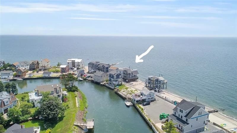 Fairfield House: 2155 Fairfield Beach Rd