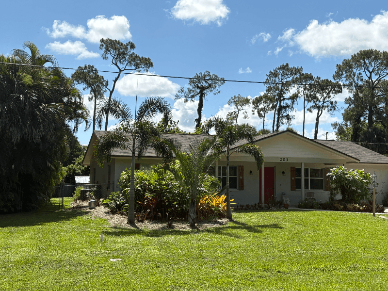 Naples House: 203 Esther Street