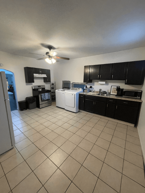 Chicago Apartment: 1931 S Peoria St