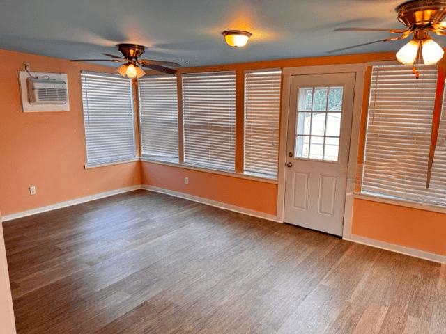 Deltona House: 1911 S Palomar Dr
