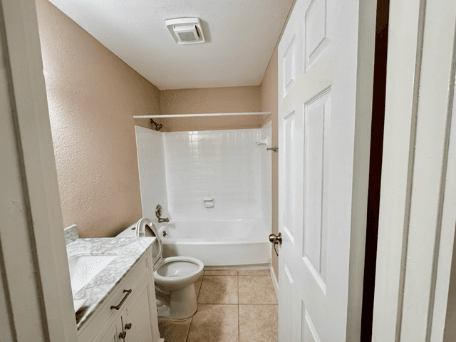 Deltona House: 1911 S Palomar Dr