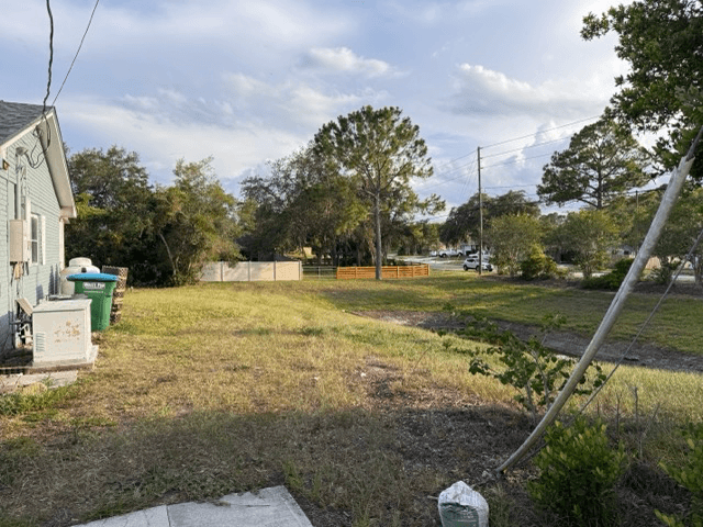 Deltona House: 1911 S Palomar Dr
