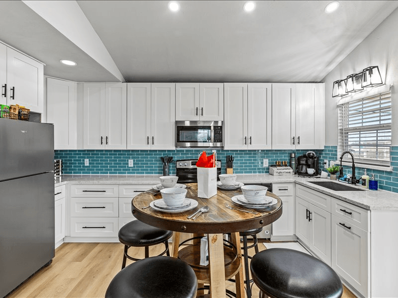 Bay City House: 252 Flamingo St