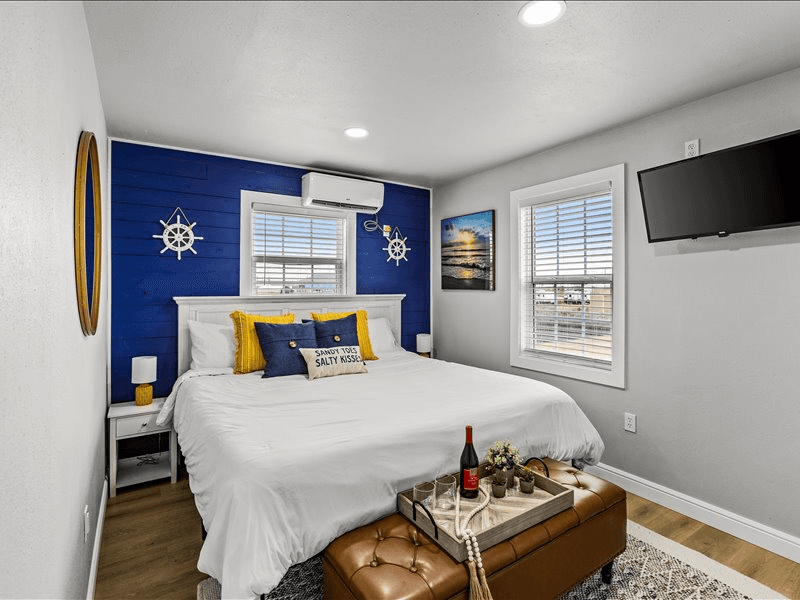 Bay City House: 252 Flamingo St