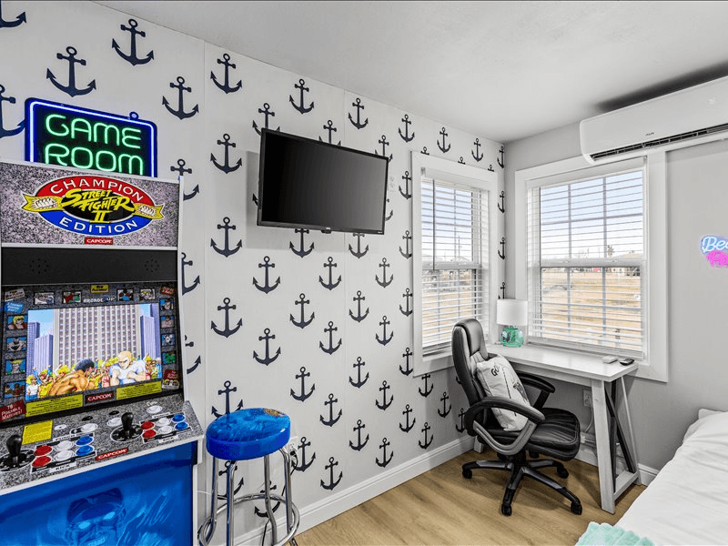 Bay City House: 252 Flamingo St