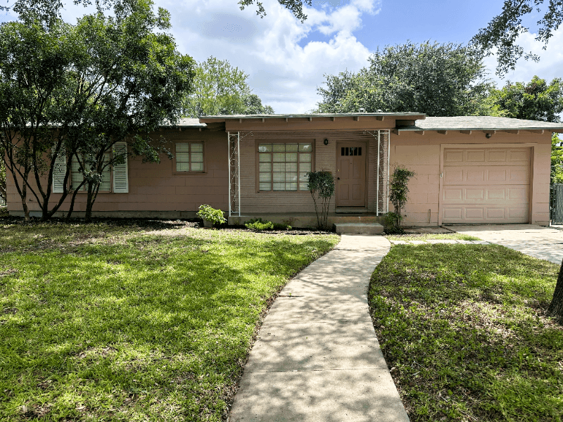 San Antonio House: 322 Altgelt Ave